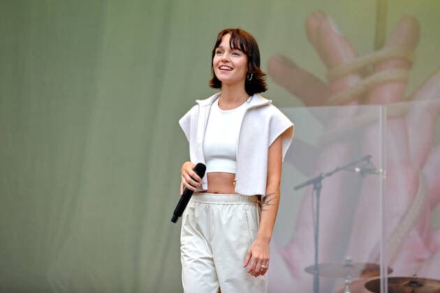 Schlossgrabenfest Darmstadt singer Lotte Charlotte Rezbach during a performance at the Schlossgrabenfest on 03 06 2022 in Damrstadt 20220603MWI18421
