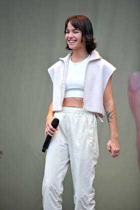 Schlossgrabenfest Darmstadt singer Lotte Charlotte Rezbach during a performance at the Schlossgrabenfest on 03 06 2022 in Damrstadt 20220603MWI18460