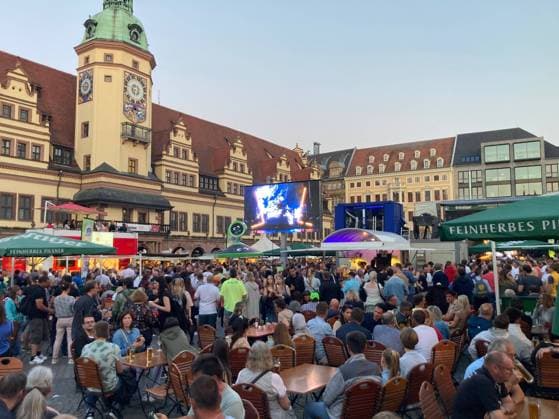 Leipzig, 04.06.2022 Leipziger Stadtfest mit Live-Programm und Musik auf dem Markt vor dem Alten Rathaus. Sachsen Deutschland *** Leipzig, 04 06 2022 Leipzig city festival with live program and music on the market in front of the Old Town Hall Saxony Germany