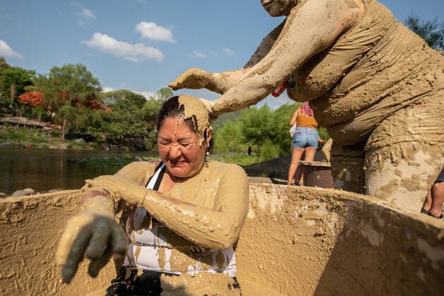 June 4, 2022: Residents of the town of Jalcomulco, Veracruz, carry out the traditional carnival of the Enlodados , where people put mud on their faces and bodies to go out into the streets to perform dances. Participants also wear bones and traditional clothing to evoke the indigenous past of the region. - ZUMAqp1_ 20220604_zip_qp1_003 Copyright: xHectorxAdolfoxQuintanarxPerezx