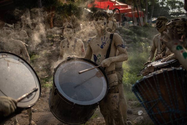 June 4, 2022: Residents of the town of Jalcomulco, Veracruz, carry out the traditional carnival of the Enlodados , where people put mud on their faces and bodies to go out into the streets to perform dances. Participants also wear bones and traditional clothing to evoke the indigenous past of the region. - ZUMAqp1_ 20220604_zip_qp1_006 Copyright: xHectorxAdolfoxQuintanarxPerezx