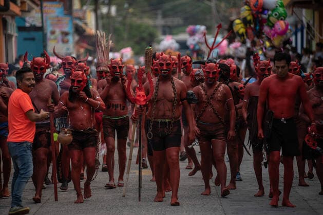 June 4, 2022: Residents of Jalcomulco, Veracruz, celebrate the traditional carnival dressed as Los ninis , a character based on the devils that dance through the streets during carnival day. - ZUMAqp1_ 20220604_zip_qp1_007 Copyright: xHectorxAdolfoxQuintanarxPerezx
