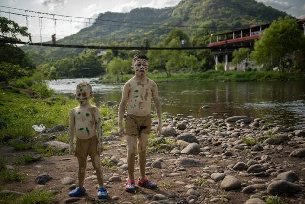 June 4, 2022: Residents of the town of Jalcomulco, Veracruz, carry out the traditional carnival of the Enlodados , where people put mud on their faces and bodies to go out into the streets to perform dances. Participants also wear bones and traditional clothing to evoke the indigenous past of the region. - ZUMAqp1_ 20220604_zip_qp1_010 Copyright: xHectorxAdolfoxQuintanarxPerezx