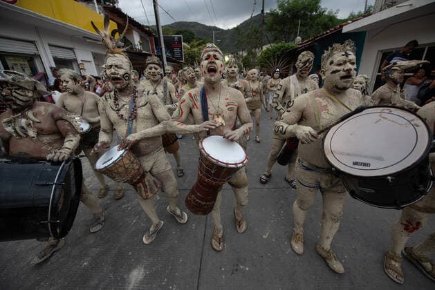 June 4, 2022: Residents of the town of Jalcomulco, Veracruz, carry out the traditional carnival of the Enlodados , where people put mud on their faces and bodies to go out into the streets to perform dances. Participants also wear bones and traditional clothing to evoke the indigenous past of the region. - ZUMAqp1_ 20220604_zip_qp1_012 Copyright: xHectorxAdolfoxQuintanarxPerezx