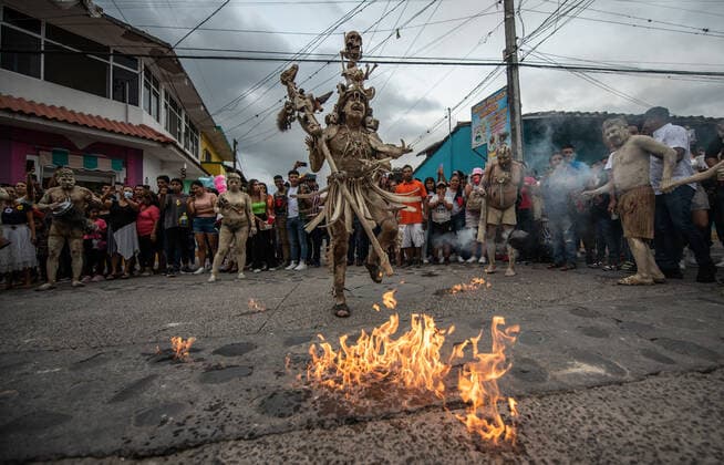 June 4, 2022: Residents of the town of Jalcomulco, Veracruz, carry out the traditional carnival of the Enlodados , where people put mud on their faces and bodies to go out into the streets to perform dances. Participants also wear bones and traditional clothing to evoke the indigenous past of the region. - ZUMAqp1_ 20220604_zip_qp1_014 Copyright: xHectorxAdolfoxQuintanarxPerezx