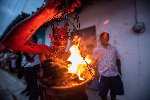 June 4, 2022: Residents of Jalcomulco, Veracruz, celebrate the traditional carnival dressed as Los ninis , a character based on the devils that dance through the streets during carnival day. - ZUMAqp1_ 20220604_zip_qp1_022 Copyright: xHectorxAdolfoxQuintanarxPerezx
