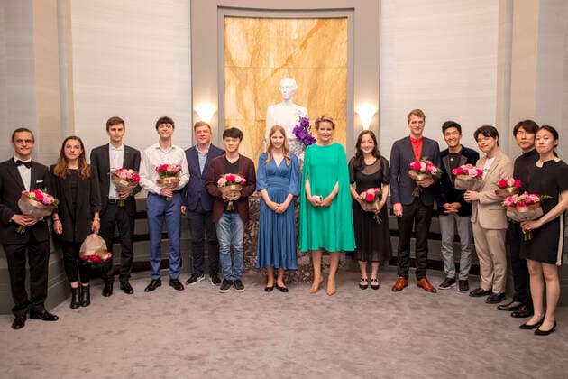 Entertainment Bilder des Tages Queen Mathilde of Belgium (C, in green), winner Hayoung Choi (CR) and the other finalists pose for the photographer after the proclamation of the Queen Elisabeth Cello Competition 2022, at the Bozar Palais des Beaux Arts, in Brussels, Saturday 04 June 2022.  NICOLASxMAETERLINCK 35839600