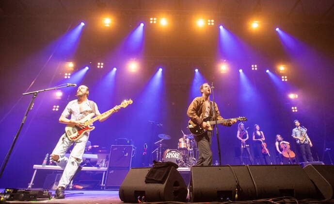 Innsbruck 04 06 2022, Olympiahalle, Innsbruck, AUT, Wanda concert, on the occasion of a concert on Saturday, June 4, 2022, at the Olympiahalle in Innsbruck, in the picture from l Bassist Reinhold Ray Weber, Singer Marco Michael Wanda of the band Wanda left to right Bassist Reinhold Ray Weber Singer EP_gro