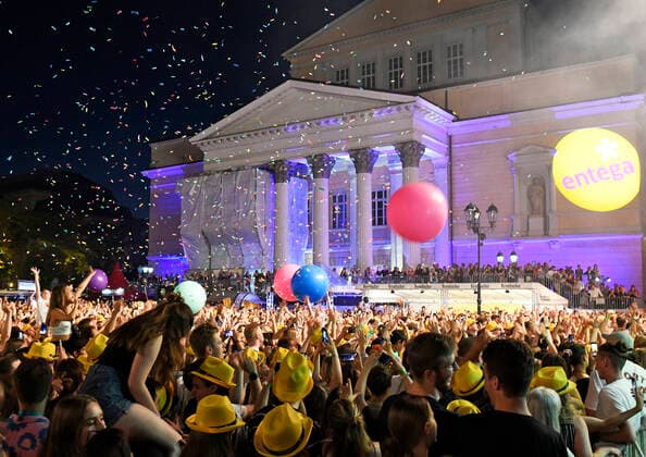04 06 2022 Schlossgrabenfest singer songwriter guitarist MILOW Jonathan Vandenbroeck on Merck stage Karolinenplatz spectators in front of state archive with colorful balloons and confetti Darmstadt Hesse Germany