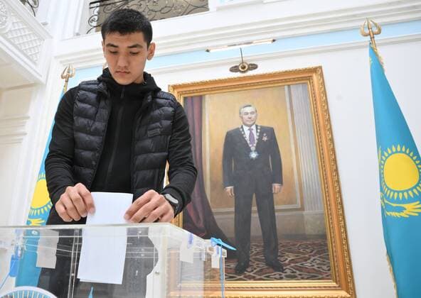 Bilder des Jahres 2022, News 06 Juni News Themen der Woche KW22 Worldwide Kazakhstan Constitutional Amendments Referendum 8209008 05.06.2022 A young man casts his ballot during a voting at the republican referendum on amendments to the Kazakh Constitution at the polling station at the Embassy of Kazakhstan in Moscow, Russia. Over 8,000 voting places opened in 12 different regions of Kazakhstan. In addition, voting also kicked off in 12 designated areas at Kazakh diplomatic missions in ten foreign countries. People have until 20:00 to vote. Ilya Pitalev Sputnik Moscow Russia  Copyright: xIlyaxPitalevx