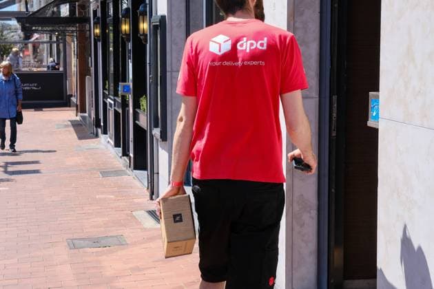 Knokke-Heist 05.06.2022 DPD Paket Pakete Amazon Retouren Retoure CO2 Online shoppen einkaufen onlineshopping Internetshopping Paketboom Paketbote Onlinehandel Paketsteuer Paketversandsteuer Paketabgabe Amazonsteuer Amazon-Steuer Versandhandel Lieferwagen Paketlieferwagen Logo Nespresso Kaffeekapseln Lieferung Knokke-Heist Westflandern Belgien *** Knokke Heist 05 06 2022 DPD parcel parcels Amazon returns return CO2 online shopping onlineshopping internet shopping parcel boom parcel messenger online trade parcel tax parcel shipping tax Amazon tax mail order delivery parcel delivery van logo Nespresso coffee capsules delivery Knokke Heist West Flanders Belgium
