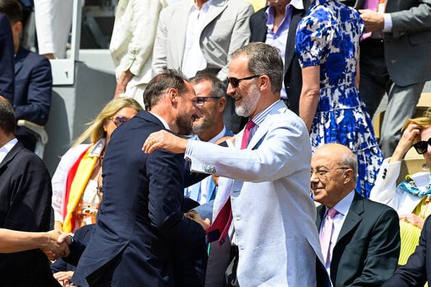 Le Roi Felipe d?Espagne et Haakon de Norvege CELEBRITES : Roland Garros 2022 - Internationaux de France - 05 06 2022 FedericoPestellini Panoramic 