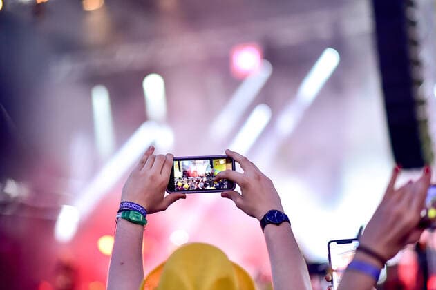04 06 2022, xkaix, entertainment music, castle moat festival 2022 emspor, v l cell phone films milow darmstadt kp