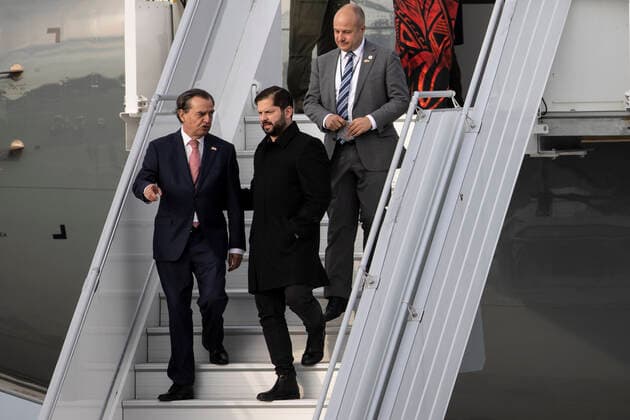 Chilean President Gabriel Boric (C), with the Canadian Protocol director Stewart Wheeler (L) and Chilean ambassador in Canada, Raul Fernandez (R), descends from the plane upon his arrival in Ottawa, Canada, 06 June 2022. Boric is paying an official visit as part of a tour to meet Canadian President Justin Trudeau and take part at America s Summit in Los Angeles, USA. Chilean President Gabriel Boric visits Canada !ACHTUNG: NUR REDAKTIONELLE NUTZUNG!  Copyright: xAlbertoxValdesx AME4895 20220606-84b58f724f6a0c51da98b2c9171e2e06302f8ff8