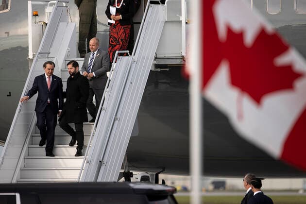 Chilean President Gabriel Boric (C), with the Canadian Protocol director Stewart Wheeler (L) and Chilean ambassador in Canada, Raul Fernandez (R), descends from the plane upon his arrival in Ottawa, Canada, 06 June 2022. Boric is paying an official visit as part of a tour to meet Canadian President Justin Trudeau and take part at America s Summit in Los Angeles, USA. Chilean President Gabriel Boric visits Canada !ACHTUNG: NUR REDAKTIONELLE NUTZUNG!  Copyright: xAlbertoxValdesx AME4899 20220606-2a87d9e31e6a8a17b0f91484bb7a74ebeb12c73e