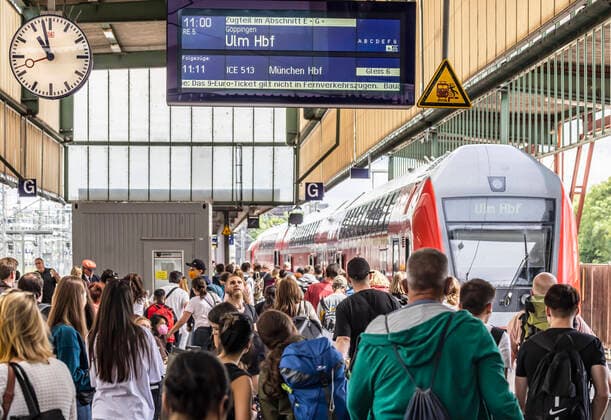 IMAGO Nature: Unsere Erde, Umweltprobleme, Überbevölkerung Viel los in den Bahnhöfen. Wie hier am Hauptbahnhof Stuttgart beschert das 9-Euro-Ticket der Bahn ein starkes Aufkommen an Fahrgästen. Wie hier beim RE 5 Regionalexpress 5 nach Ulm. 06.06.2022: Deutschland, Baden-Württemberg, Stuttgart. *** Busy stations Like here at Stuttgart Central Station, the 9 Euro ticket is bringing the railroads a large number of passengers Like here at RE 5 Regionalexpress 5 to Ulm 06 06 2022 Germany, Baden Württemberg, Stuttgart