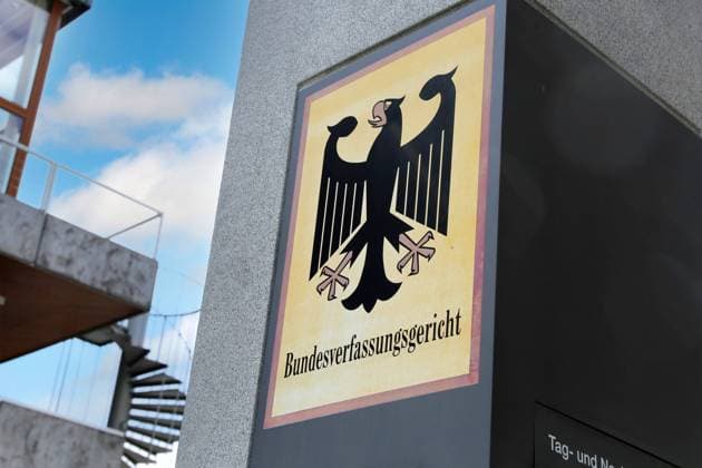 Nahaufnahme vom Briefkasten des Bundesverfassungsgerichts in Karlsruhe *** Close-up of the mailbox of the Federal Constitutional Court in Karlsruhe Copyright: xx