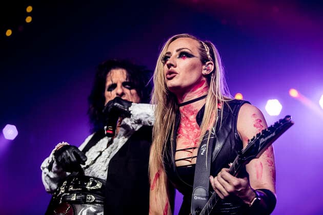 Alice Cooper Konzert in Kopenhagen Alice Cooper live in Copenhagen, Denmark Copenhagen, Denmark. 06th, June 2022. Guitarist and musician Nita Strauss performs live with Alice Cooper performs at KB Hallen in Frederiksberg, Copenhagen. Copenhagen Denmark  Copyright: xGonzalesxPhoto LassexLagonix