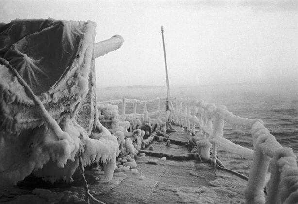 TORPEDO BOAT ICE NORTHERN FLEET 1087 12.11.1942 The Kuibyshev torpedo boat covered with ice. The Northern Fleet. Robert Sputnik Russia  Copyright: xRobertx