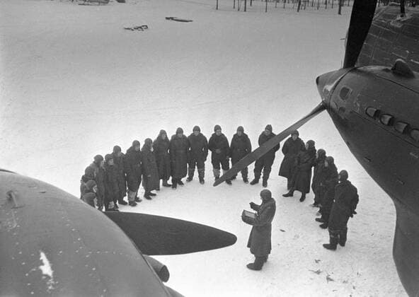 WWII DODONOV PILOTS 1229 01.01.1944 Hero of the Soviet Union, long-range squadron commander A. Dodonov setting a combat task to his pilots. Michael Sputnik Russia  Copyright: xMichaelx