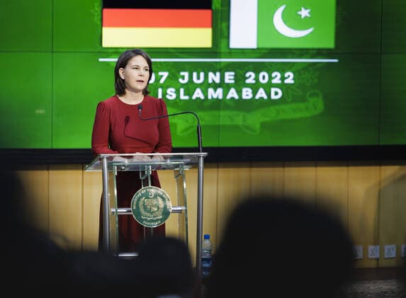 Annalena Baerbock Buendnis 90 Die Gruenen , German Foreign Minister, and Bilawal Bhutto Zardari, Minister of Foreign Affairs of the Islamic Republic of Pakistan, hold a joint press conference after talks, at the Ministry of Foreign Affairs of the Islamic Republic of Pakistan in Islamabat 07 06 2022 Islamabad Pakistan Copyright: xFelixxZahn photothek.netx