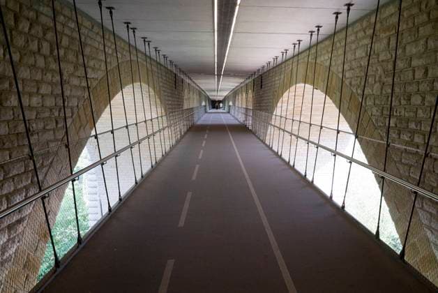 Pasarelle Getrennte Verkehrsführung für Fussgänger, Radfahrer und Autoverkehr: Pasarelle unter dem Viaduc Ave. de la Gare in Luxemburg, 8.5.2022 *** Pasarelle Separate traffic routing for pedestrians, cyclists and motor traffic Pasarelle under the Viaduc Ave de la Gare in Luxembourg, 8 5 2022