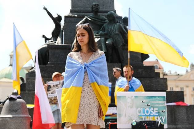 News Bilder des Tages Ukrainians Demonstration NATO Close The Sky In Krakow An Ukrainian woman takes part in the NATO Close The Sky protest in Krakow, Poland on June 7, 2022. Krakow Poland  Copyright: xJakubxPorzyckix originalFilename: porzycki-ukrainia220607_nps6o.jpg
