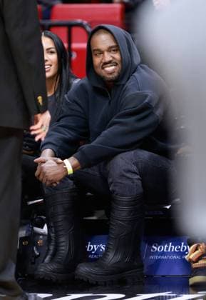 MIAMI, FLORIDA - MARCH 12: Rapper Kanye West and girlfriend Chaney Jones along with rapper Future attend a game between the Miami Heat and the Minnesota Timberwolves at FTX Arena on March 12, 2022 in Miami, Florida...People: Kanye West, Chaney Jones Miami United States Of America - ZUMAs214 20220313_zba_s214_021 Copyright: xSMGx