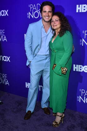 June 7, 2022, Mexico City, Mexico City, Mexico: June 7, 2022, Mexico City, Mexico: Diego Boneta and Gloria Estefan, attend at violet carpet of Father of the Bride screening launch at Hacienda de los Morales. On Jun 7, 2022 in Mexico City, Mexico. Mexico City Mexico - ZUMAe321 20220607_zia_e321_140 Copyright: xCarlosxTischlerx xEyepixxGroupx