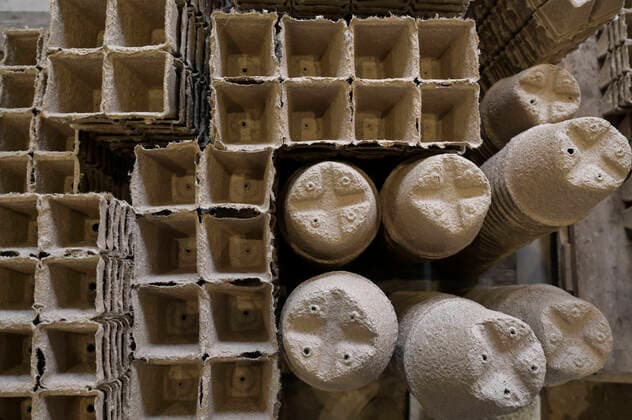 IMAGO Nature: Unsere Erde, Umweltverträgliche Herausforderungen des 21. Jahrhunderts, Recycling Germany, kompostierbare Verpackungen DEUTSCHLAND, Ottersberg, Benas Biopower GmbH, in der Biogasanlage werden ca. 100.000 t Biomasse vergoren, Faser-Plus-Anlage, Herstellung von kompostierbare Formteilen wie Pflanztöpfe, Verpackungen sowie Papier und Karton, aus geruchsneutralen Maisfasern aus den Gärresten der Biogasanlage Ottersberg Niedersachsen Germany