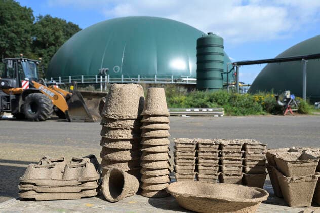 Germany, kompostierbare Verpackungen DEUTSCHLAND, Ottersberg, Benas Biopower GmbH, in der Biogasanlage werden ca. 100.000 t Biomasse vergoren, Faser-Plus-Anlage, Herstellung von kompostierbare Formteilen wie Pflanztöpfe, Verpackungen sowie Papier und Karton, aus geruchsneutralen Maisfasern aus den Gärresten der Biogasanlage Ottersberg Niedersachsen Germany