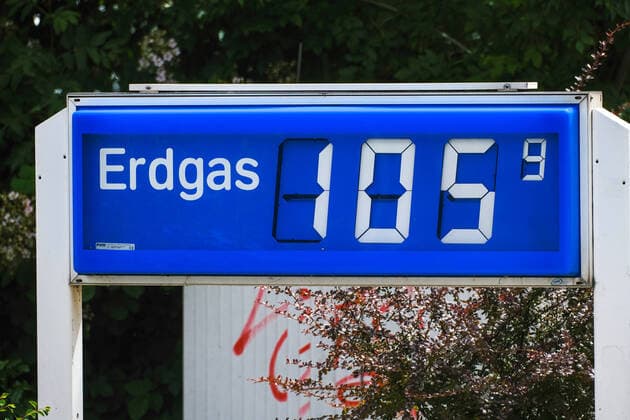 Düsseldorf 08.06.2022 Aral Tankstelle Logo Schriftzug Leuchtreklame Benzinpreis Benzin Treibstoff Preiserhöhung Rohöl-Knappheit Diesel Zapfsäule Zapfhahn Ölpreis Inflation Autogas Erdgas Gas-Pipeline North Nord Stream-2 Pipeline Gazprom Naftohas Ukraine-Krise Putin Russland Krieg Gaspipeline Pendlerpauschale Energiepauschale LKW-Diesel Düsseldorf Nordrhein-Westfalen Deutschland *** Düsseldorf 08 06 2022 Aral gas station logo lettering neon sign gasoline price petrol fuel price increase crude oil scarcity diesel gas pump fuel tap oil price inflation autogas natural gas pipeline North Nord Stream 2 pipeline Gazprom Naftohas Ukraine crisis Putin Russia war gas pipeline commuter flat rate energy flat rate truck diesel Düsseldorf North R