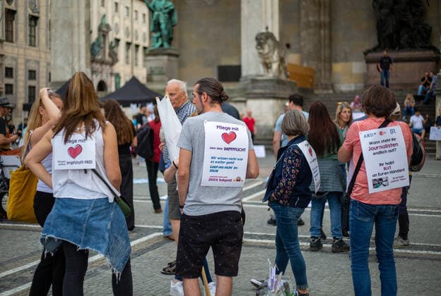 Hunderte Impfverweigerer demonstrieren in München Hunderte Corona Leugner*innen, christliche Fundamentalist*innen, Impfverweigerer, Verschwörungsideolog*innen versammelten sich am 8.6.2022 in München, um mit München steht auf zu demonstrieren. -- Hundreds of covid deniers, christian fundamentalists, Anti-Vaxxers, conspiracy ideologists and anti measures activists gathered on June 8, 2022 in Munich, Germany to protest. München Bayern Deutschland Copyright: xLorenzoxFilippuccix