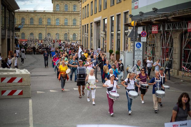 Hunderte Impfverweigerer demonstrieren in München Christlicher Fundamentalist und Antidemokrat versucht die Lise zu verdecken. Hunderte Corona Leugner*innen, christliche Fundamentalist*innen, Impfverweigerer, Verschwörungsideolog*innen versammelten sich am 8.6.2022 in München, um mit München steht auf zu demonstrieren. -- Christian fundamentalist and antidemocrat tries to cover the lens. Hundreds of covid deniers, christian fundamentalists, Anti-Vaxxers, conspiracy ideologists and anti measures activists gathered on June 8, 2022 in Munich, Germany to protest. München Bayern Deutschland Copyright: xLorenzoxFilippuccix