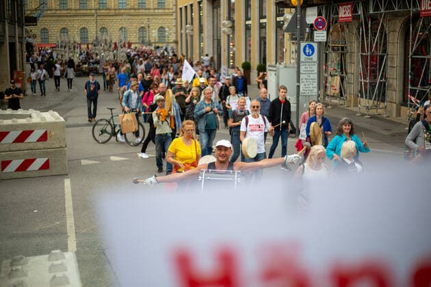 Hunderte Impfverweigerer demonstrieren in München Christlicher Fundamentalist und Antidemokrat versucht die Lise zu verdecken. Hunderte Corona Leugner*innen, christliche Fundamentalist*innen, Impfverweigerer, Verschwörungsideolog*innen versammelten sich am 8.6.2022 in München, um mit München steht auf zu demonstrieren. -- Christian fundamentalist and antidemocrat tries to cover the lens. Hundreds of covid deniers, christian fundamentalists, Anti-Vaxxers, conspiracy ideologists and anti measures activists gathered on June 8, 2022 in Munich, Germany to protest. München Bayern Deutschland Copyright: xLorenzoxFilippuccix