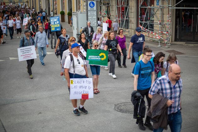 Hunderte Impfverweigerer demonstrieren in München Schild gegen die Grünen: Impfpflicht 90 Die Kriegsgeilen . Hunderte Corona Leugner*innen, christliche Fundamentalist*innen, Impfverweigerer, Verschwörungsideolog*innen versammelten sich am 8.6.2022 in München, um mit München steht auf zu demonstrieren. -- Sign against the green party: Mandatory Vaccination 90 The warmongers . Hundreds of covid deniers, christian fundamentalists, Anti-Vaxxers, conspiracy ideologists and anti measures activists gathered on June 8, 2022 in Munich, Germany to protest. München Bayern Deutschland Copyright: xLorenzoxFilippuccix