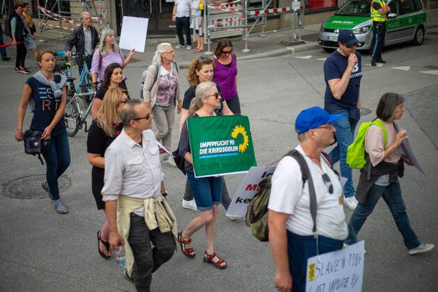 Hunderte Impfverweigerer demonstrieren in München Schild gegen die Grünen: Impfpflicht 90 Die Kriegsgeilen . Hunderte Corona Leugner*innen, christliche Fundamentalist*innen, Impfverweigerer, Verschwörungsideolog*innen versammelten sich am 8.6.2022 in München, um mit München steht auf zu demonstrieren. -- Sign against the green party: Mandatory Vaccination 90 The warmongers . Hundreds of covid deniers, christian fundamentalists, Anti-Vaxxers, conspiracy ideologists and anti measures activists gathered on June 8, 2022 in Munich, Germany to protest. München Bayern Deutschland Copyright: xLorenzoxFilippuccix