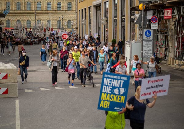 Hunderte Impfverweigerer demonstrieren in München Hunderte Corona Leugner*innen, christliche Fundamentalist*innen, Impfverweigerer, Verschwörungsideolog*innen versammelten sich am 8.6.2022 in München, um mit München steht auf zu demonstrieren. -- Hundreds of covid deniers, christian fundamentalists, Anti-Vaxxers, conspiracy ideologists and anti measures activists gathered on June 8, 2022 in Munich, Germany to protest. München Bayern Deutschland Copyright: xLorenzoxFilippuccix