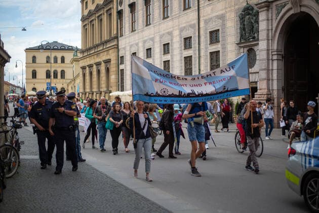 Hunderte Impfverweigerer demonstrieren in München Hunderte Corona Leugner*innen, christliche Fundamentalist*innen, Impfverweigerer, Verschwörungsideolog*innen versammelten sich am 8.6.2022 in München, um mit München steht auf zu demonstrieren. -- Hundreds of covid deniers, christian fundamentalists, Anti-Vaxxers, conspiracy ideologists and anti measures activists gathered on June 8, 2022 in Munich, Germany to protest. München Bayern Deutschland Copyright: xLorenzoxFilippuccix