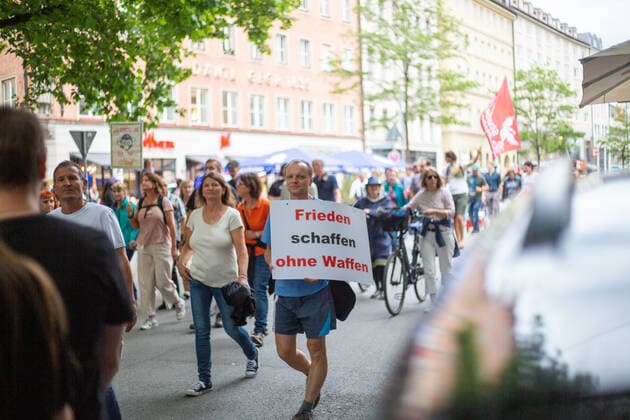 Hunderte Impfverweigerer demonstrieren in München Hunderte Corona Leugner*innen, christliche Fundamentalist*innen, Impfverweigerer, Verschwörungsideolog*innen versammelten sich am 8.6.2022 in München, um mit München steht auf zu demonstrieren. -- Hundreds of covid deniers, christian fundamentalists, Anti-Vaxxers, conspiracy ideologists and anti measures activists gathered on June 8, 2022 in Munich, Germany to protest. München Bayern Deutschland Copyright: xLorenzoxFilippuccix