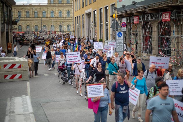 Hunderte Impfverweigerer demonstrieren in München Hunderte Corona Leugner*innen, christliche Fundamentalist*innen, Impfverweigerer, Verschwörungsideolog*innen versammelten sich am 8.6.2022 in München, um mit München steht auf zu demonstrieren. -- Hundreds of covid deniers, christian fundamentalists, Anti-Vaxxers, conspiracy ideologists and anti measures activists gathered on June 8, 2022 in Munich, Germany to protest. München Bayern Deutschland Copyright: xLorenzoxFilippuccix