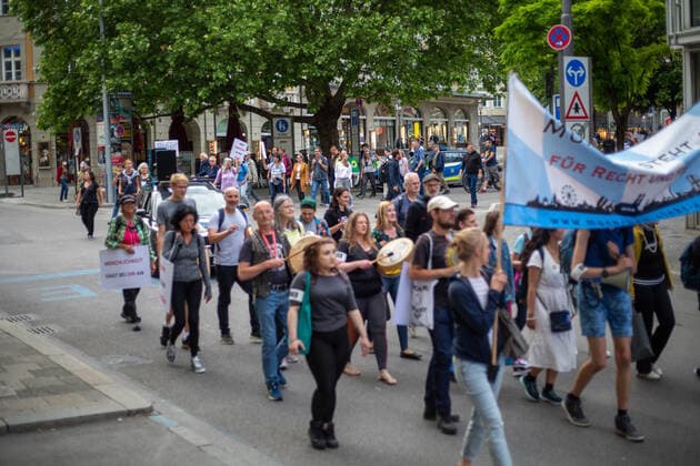 Hunderte Impfverweigerer demonstrieren in München Hunderte Corona Leugner*innen, christliche Fundamentalist*innen, Impfverweigerer, Verschwörungsideolog*innen versammelten sich am 8.6.2022 in München, um mit München steht auf zu demonstrieren. -- Hundreds of covid deniers, christian fundamentalists, Anti-Vaxxers, conspiracy ideologists and anti measures activists gathered on June 8, 2022 in Munich, Germany to protest. München Bayern Deutschland Copyright: xLorenzoxFilippuccix