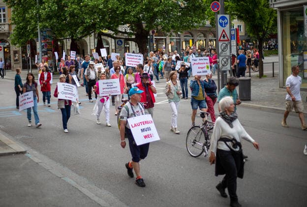 Hunderte Impfverweigerer demonstrieren in München Hunderte Corona Leugner*innen, christliche Fundamentalist*innen, Impfverweigerer, Verschwörungsideolog*innen versammelten sich am 8.6.2022 in München, um mit München steht auf zu demonstrieren. -- Hundreds of covid deniers, christian fundamentalists, Anti-Vaxxers, conspiracy ideologists and anti measures activists gathered on June 8, 2022 in Munich, Germany to protest. München Bayern Deutschland Copyright: xLorenzoxFilippuccix