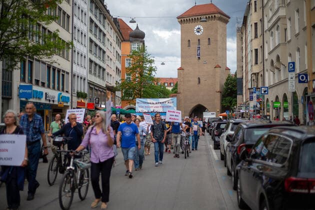 Hunderte Impfverweigerer demonstrieren in München Hunderte Corona Leugner*innen, christliche Fundamentalist*innen, Impfverweigerer, Verschwörungsideolog*innen versammelten sich am 8.6.2022 in München, um mit München steht auf zu demonstrieren. -- Hundreds of covid deniers, christian fundamentalists, Anti-Vaxxers, conspiracy ideologists and anti measures activists gathered on June 8, 2022 in Munich, Germany to protest. München Bayern Deutschland Copyright: xLorenzoxFilippuccix