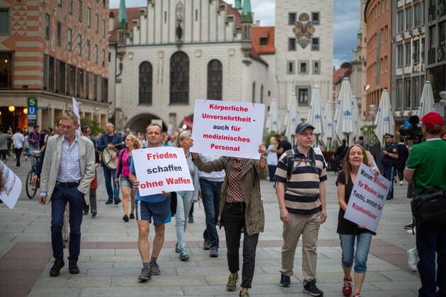 Hunderte Impfverweigerer demonstrieren in München Hunderte Corona Leugner*innen, christliche Fundamentalist*innen, Impfverweigerer, Verschwörungsideolog*innen versammelten sich am 8.6.2022 in München, um mit München steht auf zu demonstrieren. -- Hundreds of covid deniers, christian fundamentalists, Anti-Vaxxers, conspiracy ideologists and anti measures activists gathered on June 8, 2022 in Munich, Germany to protest. München Bayern Deutschland Copyright: xLorenzoxFilippuccix