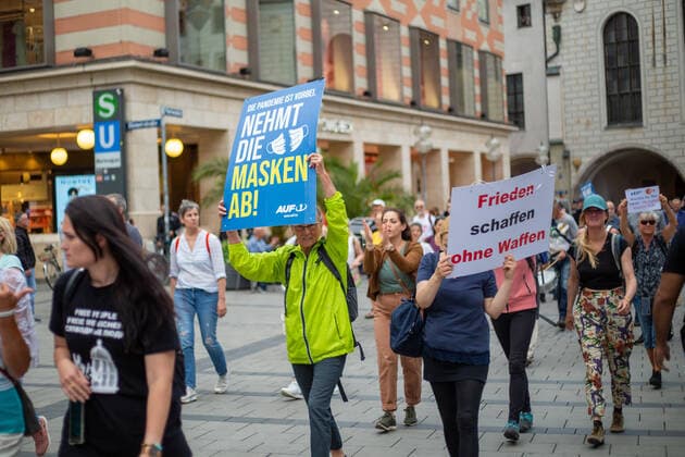 News Bilder des Tages Hunderte Impfverweigerer demonstrieren in München Hunderte Corona Leugner*innen, christliche Fundamentalist*innen, Impfverweigerer, Verschwörungsideolog*innen versammelten sich am 8.6.2022 in München, um mit München steht auf zu demonstrieren. -- Hundreds of covid deniers, christian fundamentalists, Anti-Vaxxers, conspiracy ideologists and anti measures activists gathered on June 8, 2022 in Munich, Germany to protest. München Bayern Deutschland Copyright: xLorenzoxFilippuccix