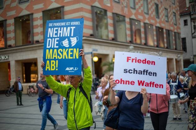 Hunderte Impfverweigerer demonstrieren in München Hunderte Corona Leugner*innen, christliche Fundamentalist*innen, Impfverweigerer, Verschwörungsideolog*innen versammelten sich am 8.6.2022 in München, um mit München steht auf zu demonstrieren. -- Hundreds of covid deniers, christian fundamentalists, Anti-Vaxxers, conspiracy ideologists and anti measures activists gathered on June 8, 2022 in Munich, Germany to protest. München Bayern Deutschland Copyright: xLorenzoxFilippuccix