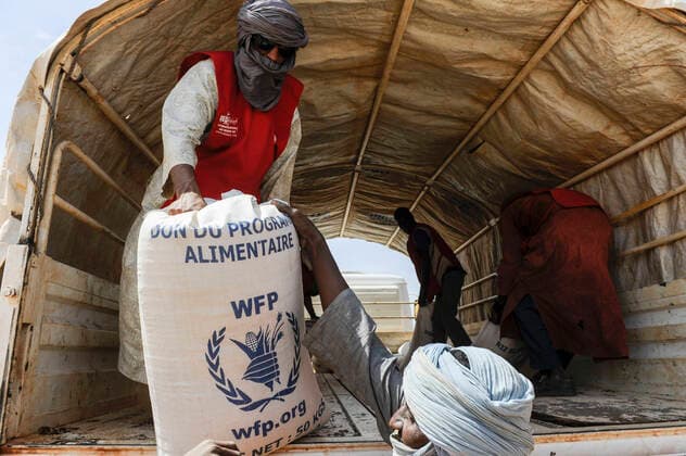 BURKINA FASO, wfp food aid BURKINA FASO Dori, malian refugees, mostly Touaregs, in refugee camp Goudebo of UNHCR, they fled due to war and islamist terror in Northern Mali , wfp world food program food distribution *** malische Fluechtlinge, vorwiegend Tuaregs, im Fluechtlingslager Goudebo des UN Hilfswerks UNHCR, sie sind vor dem Krieg und islamistischem Terror aus ihrer Heimat in Nordmali geflohen, Verteilung von Nahrungsmittel durch WFP Welternährungsprogramm Dori Burkina Faso
