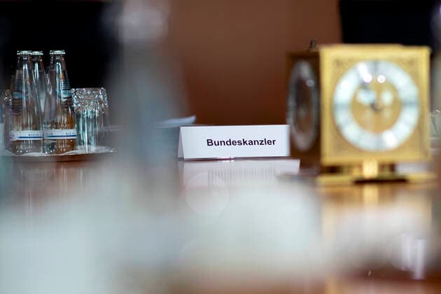 Olaf Scholz, cabinet meeting DEU, Deutschland, Germany, Berlin, 08.06.2022 Schild Bundeskanzler am Platz von Olaf Scholz, Bundeskanzler SPD, vor der Kabinettssitzung im Berliner Kanzleramt Bundeskanzleramt in Berlin. en: Shield Federal Chancellor on a sign at the palce of Olaf Scholz, Chancellor SPD, during a cabinet meeting at the chancellor office in Berlin, Germany *** Olaf Scholz, cabinet meeting DEU, Germany, Germany, Berlin, 08 06 2022 Shield Federal Chancellor on a sign at the palce of Olaf Scholz, Chancellor SPD, during a cabinet meeting at the chancellor office in Berlin, Germany
