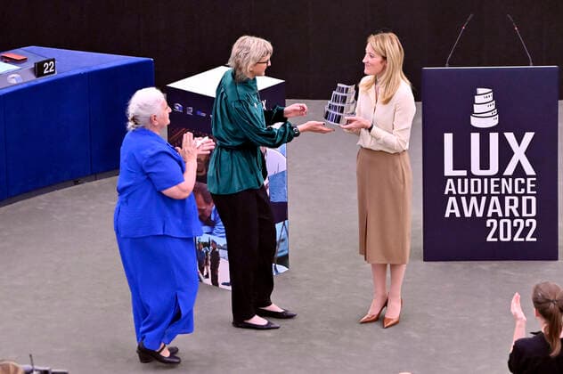 Munira Subasic, Jasmila Zbanic and Roberta Metsola with the award for the best film Quo Vadis, Aida at the Lux Audience Award 2022 ceremony in the plenary hall of the European Parliament Strasbourg, 08 06 2022 Foto:xD.xAnoraganingrumx xFuturexImage